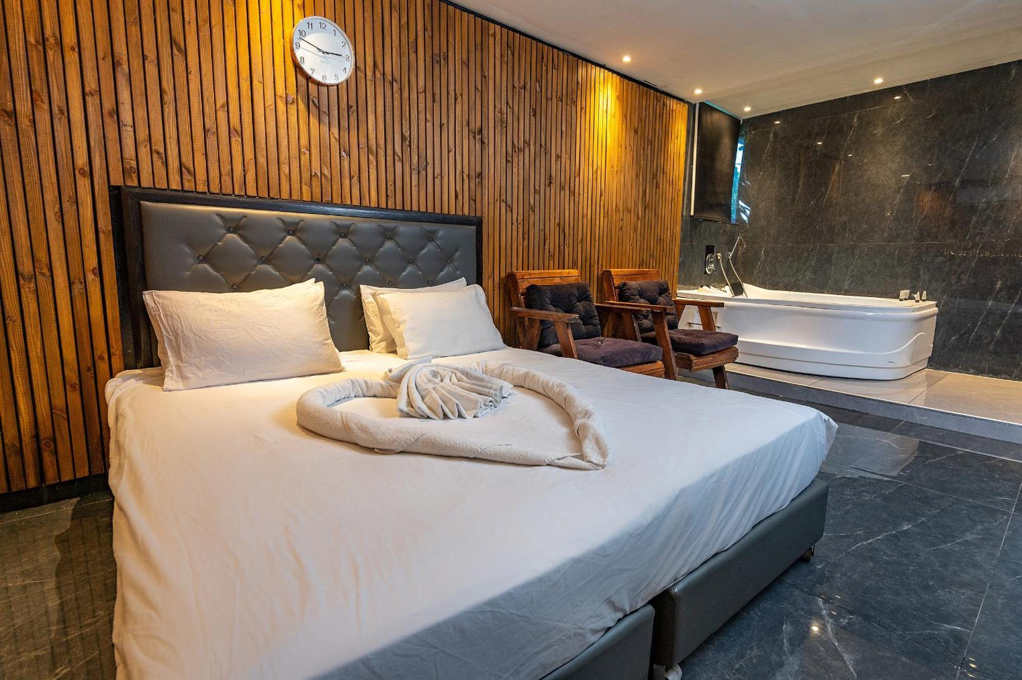 Lago Suites Hotel Yerusalem Bagian luar foto