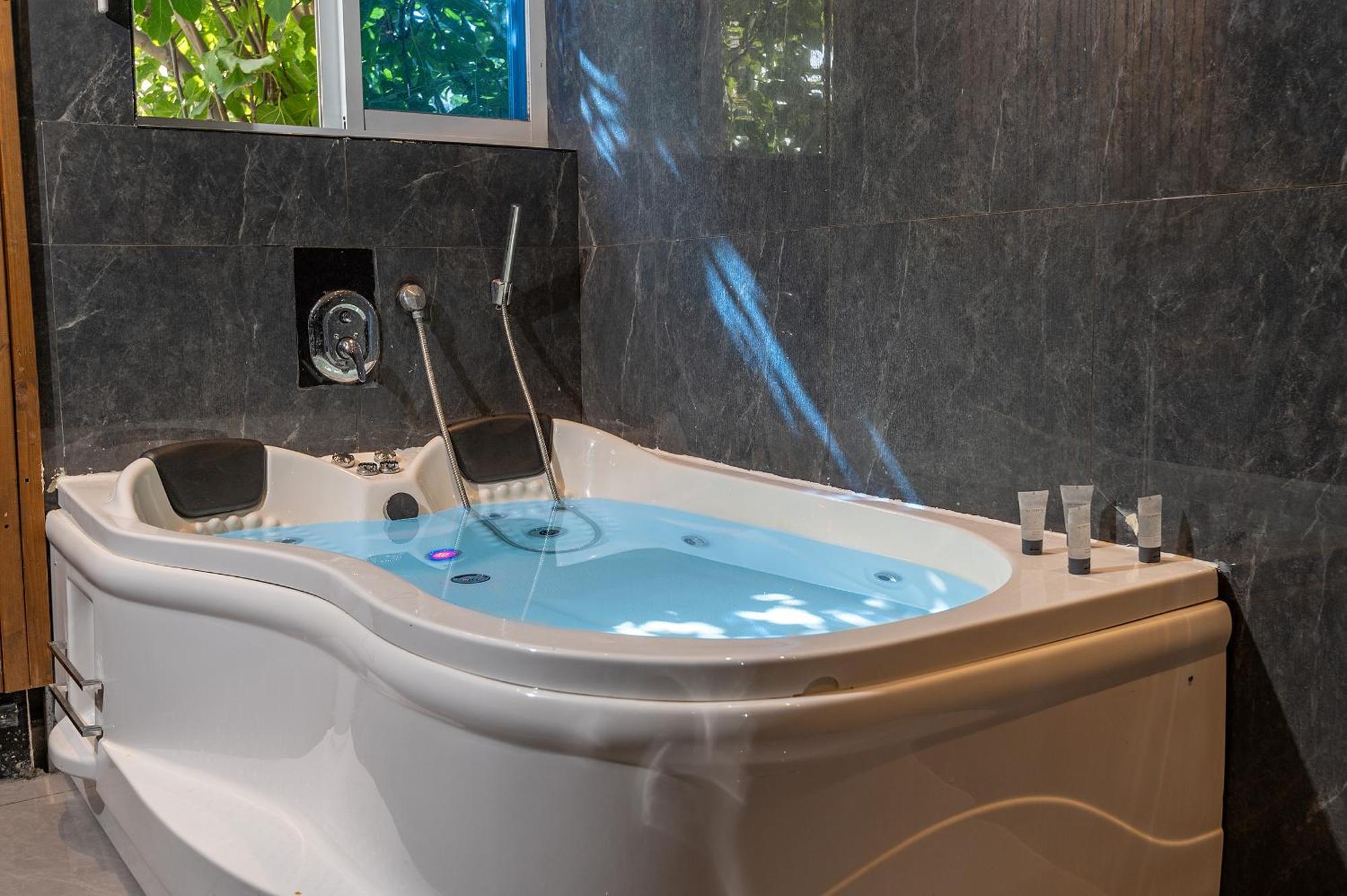 Lago Suites Hotel Yerusalem Bagian luar foto